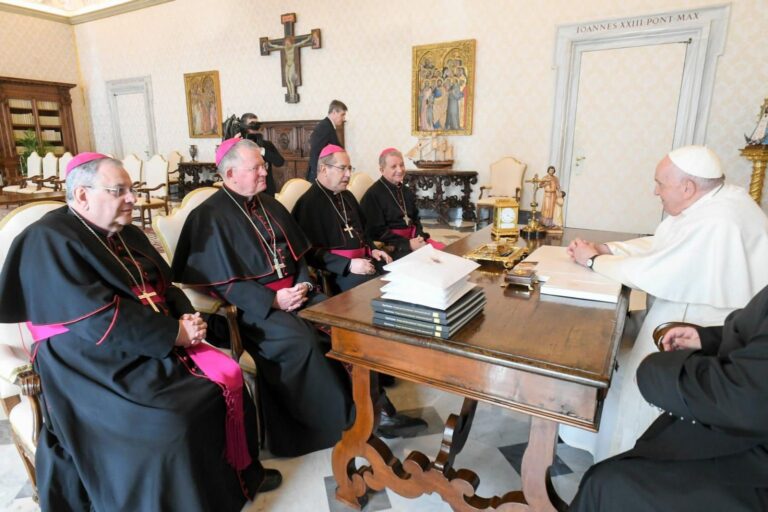 Papa Francisco recebe presidência da CNBB e grupo de assessores