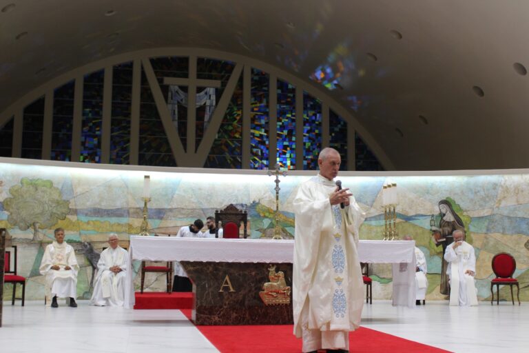 “Somos chamados a viver com amor e por amor”. Frei Moacir preside quarto dia da Trezena em honra a Nossa Senhora de Fátima