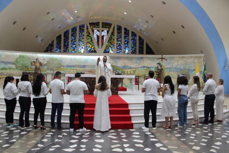 Batizados 12 catecúmenos no Santuário Nossa Senhora de Fátima