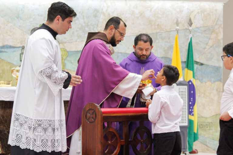 Crianças da Comunidade Shalom recebem a Primeira Eucaristia e MESCES participam de encontro no Santuário