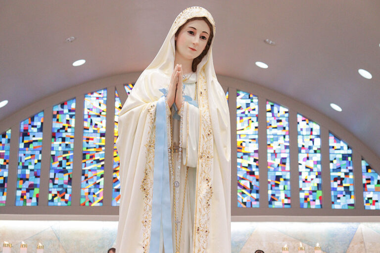 Após seis meses de restauração, imagem da Padroeira é acolhida no Santuário Nossa Senhora de Fátima